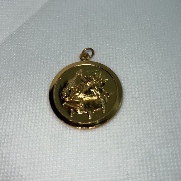 MUSICAL INSTRUMENT PENDANT CHARM GOLD TONE, PIANO, VIOLIN, SAXOPHONE, NOTES - Picture 9 of 12